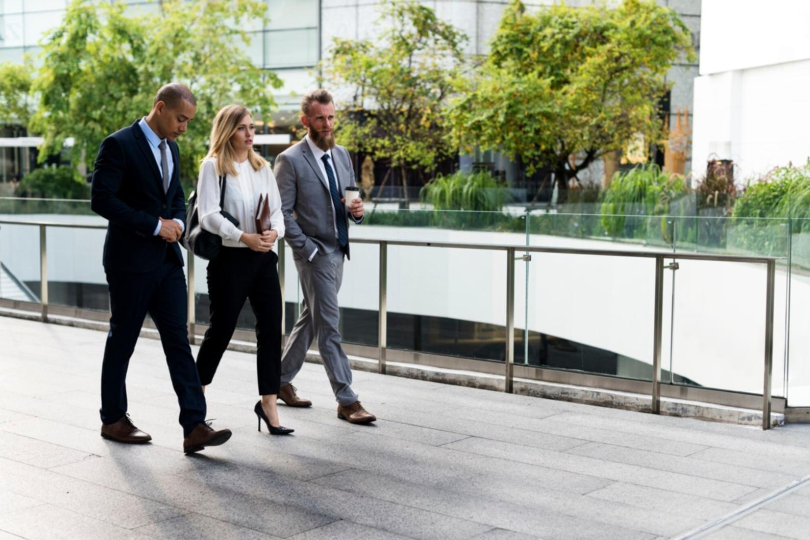 Fernlernumgebung mit Finanzanalyse-Software auf mehreren Bildschirmen