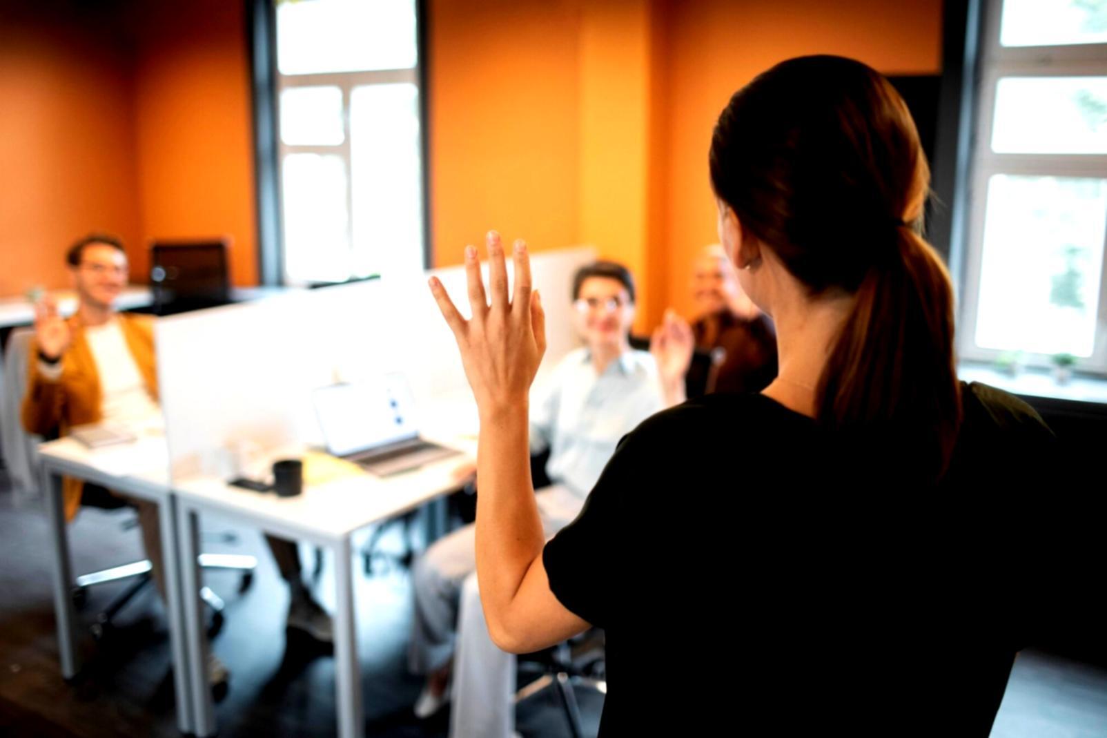 Studierende bei der Arbeit an Finanzanalyse-Projekten