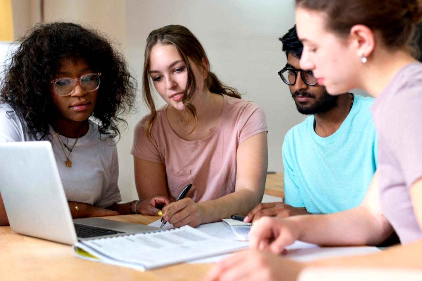 Organisierter Arbeitsplatz für Finanzanalyse mit strukturierter Dokumentation
