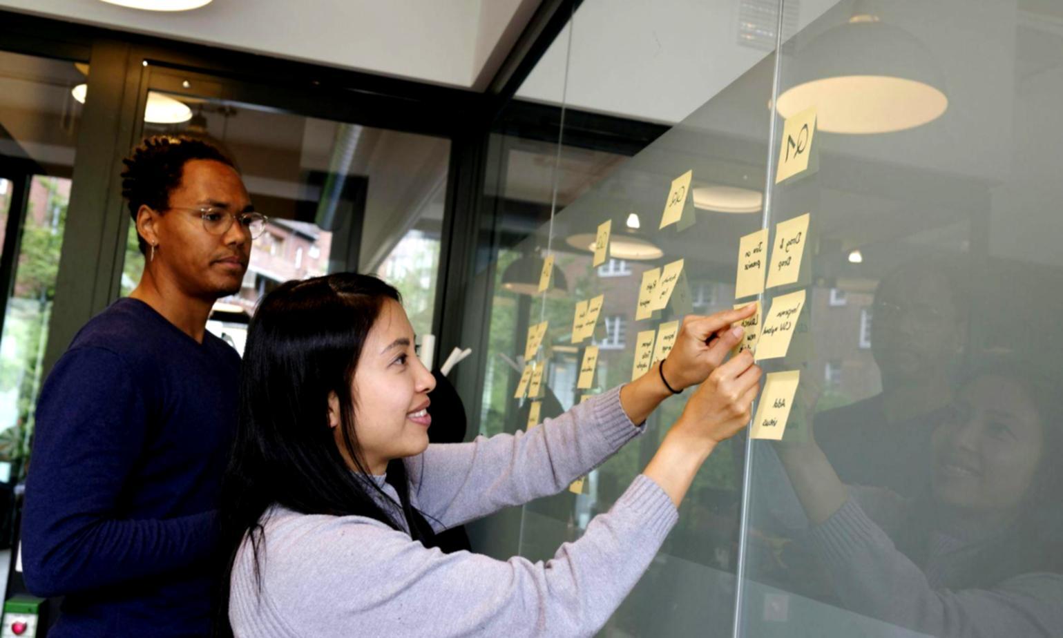 Modernes Büro mit Finanzanalyse-Arbeitsplätzen in Krefeld