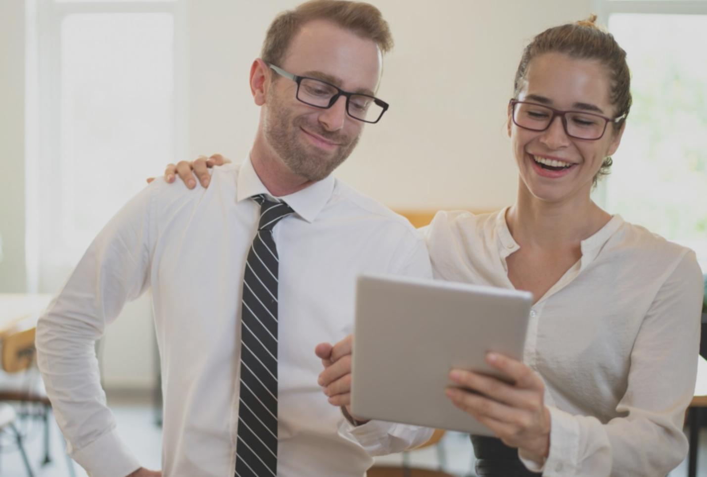 Finanzteam bei der Datenanalyse und Problemlösung