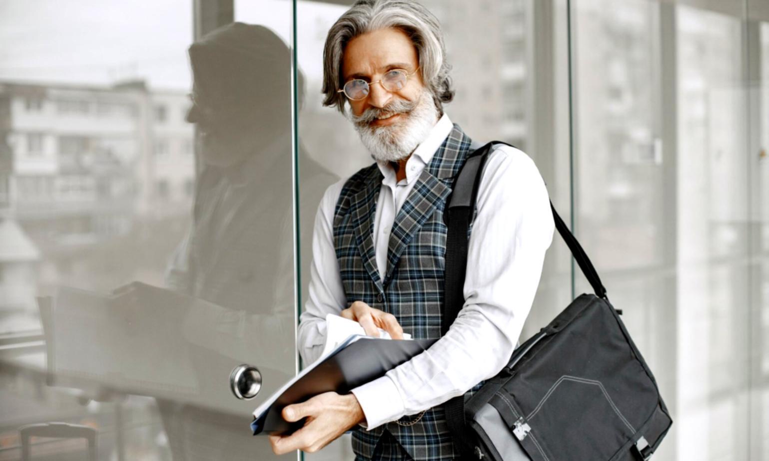 Teilnehmer bei der praktischen Arbeit mit Finanzanalyse-Software in modernem Schulungsraum